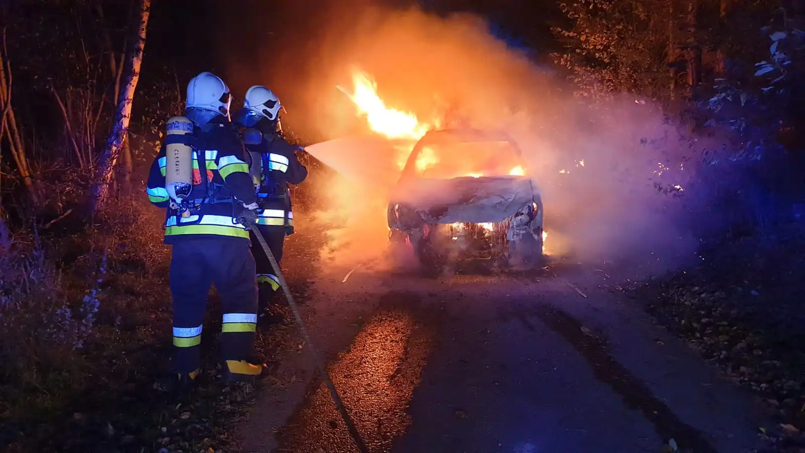 Pożar osobówki w Zarzeczu. Peugeot spłonął doszczętnie