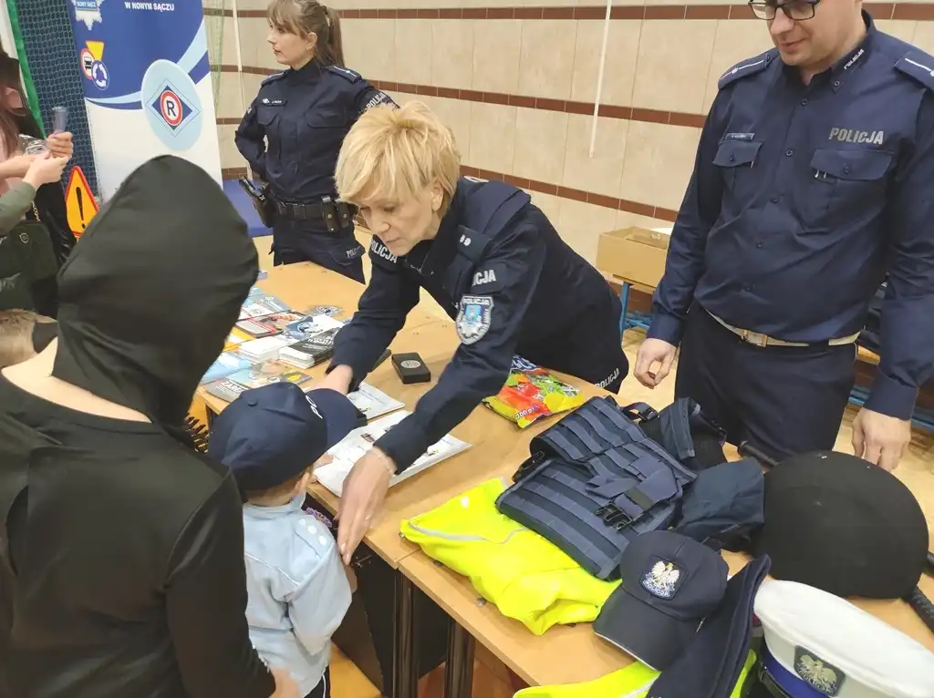 "Ferie na Sądecczyźnie". Policjanci promowali bezpieczeństwo podczas balu karnawałowego