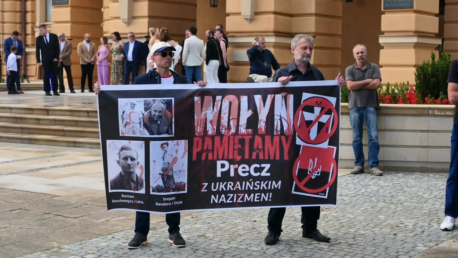 Pamięć, krzyże i mocne słowa. Marsz Wołyński po raz dwunasty przeszedł przez Nowy Sącz