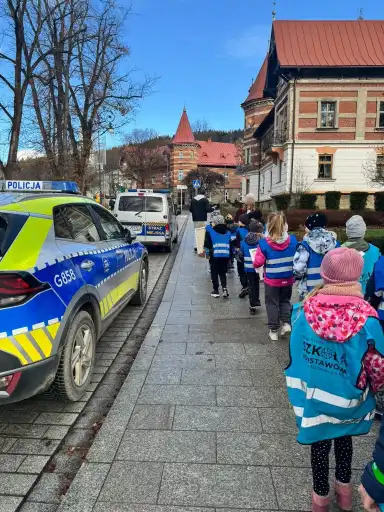 „Odblaskowa szkoła”. Uczniowie uczą bezpieczeństwa na krynickim deptaku