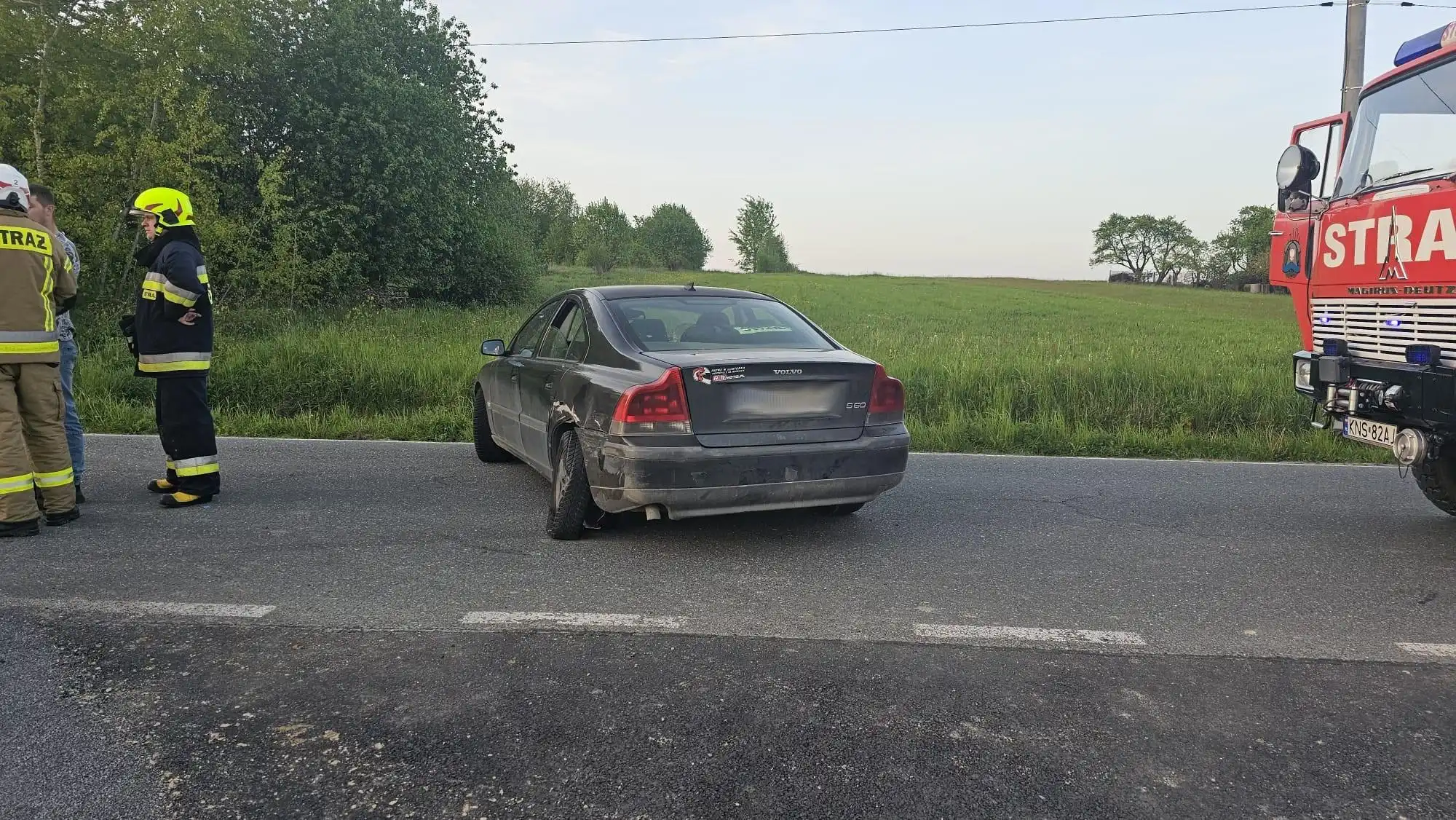 Wypadek w Mokrej Wsi. Zderzyły się dwie osobówki. Jedna z nich uderzyła w przepust i dachowała