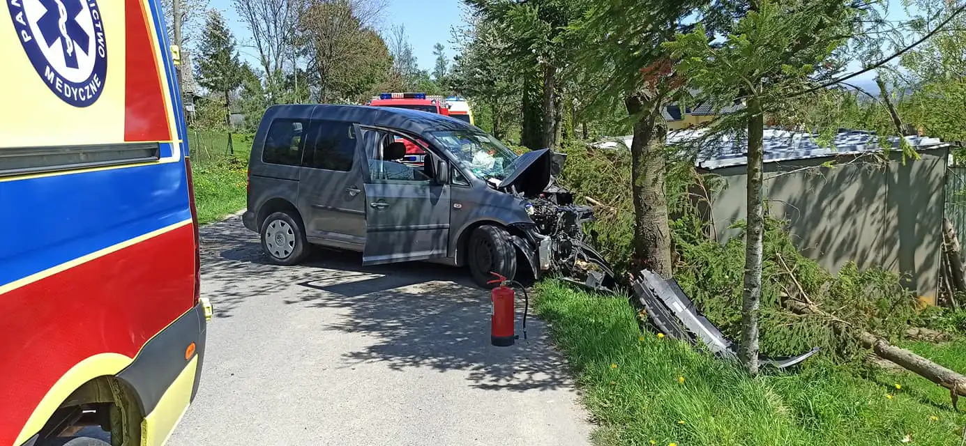 Ropa: Kierowca zasłabł za kierownicą i uderzył w drzewo