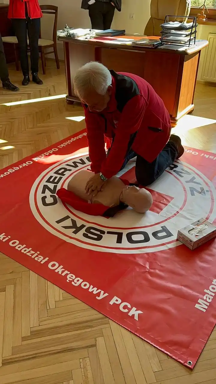 Resuscytacja ratuje życie. Gmina Mszana Dolna promuje umiejętności pierwszej pomocy