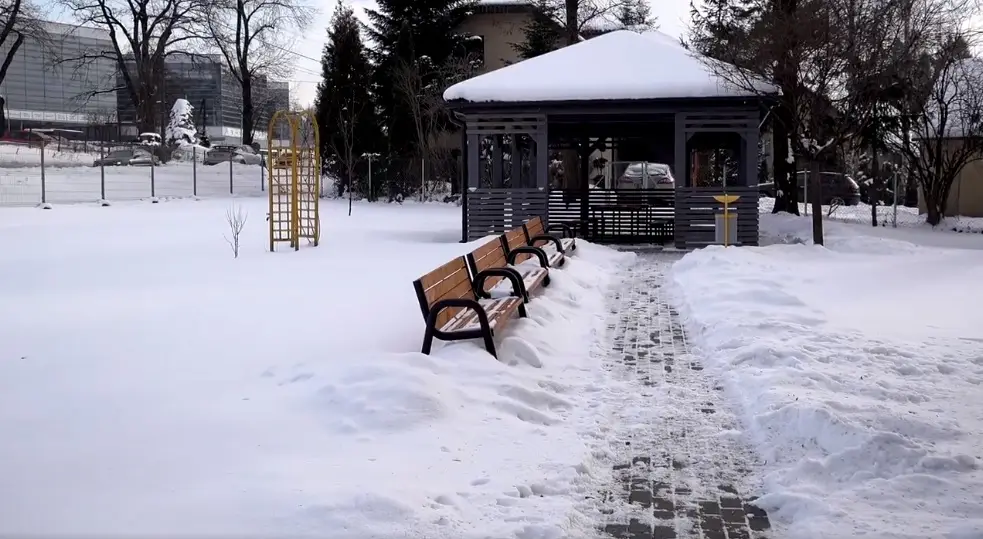 Przy Szkole Podstawowej nr 6 na Osiedlu Zabełcze została zamontowana wiata