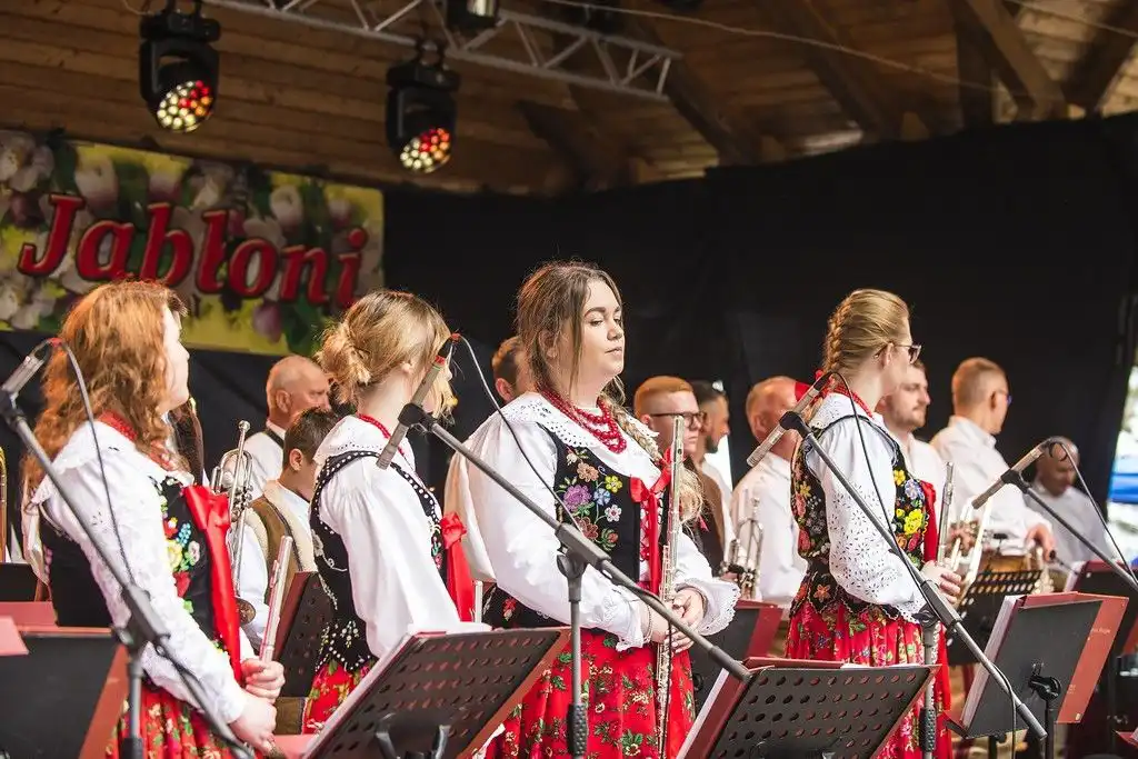 Niedzielne obchody Święta Kwitnącej Jabłoni w Łącku
