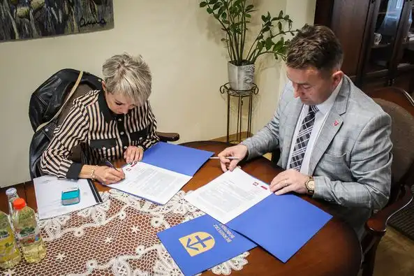 Będzie nowocześniej i wygodniej. Modernizacja boiska w Bobowej
