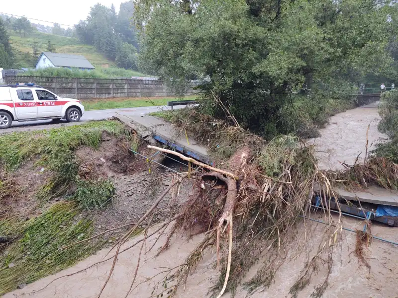 Kolejna powódź na Sądecczyźnie. Uszkodzone drogi, podtopione domy
