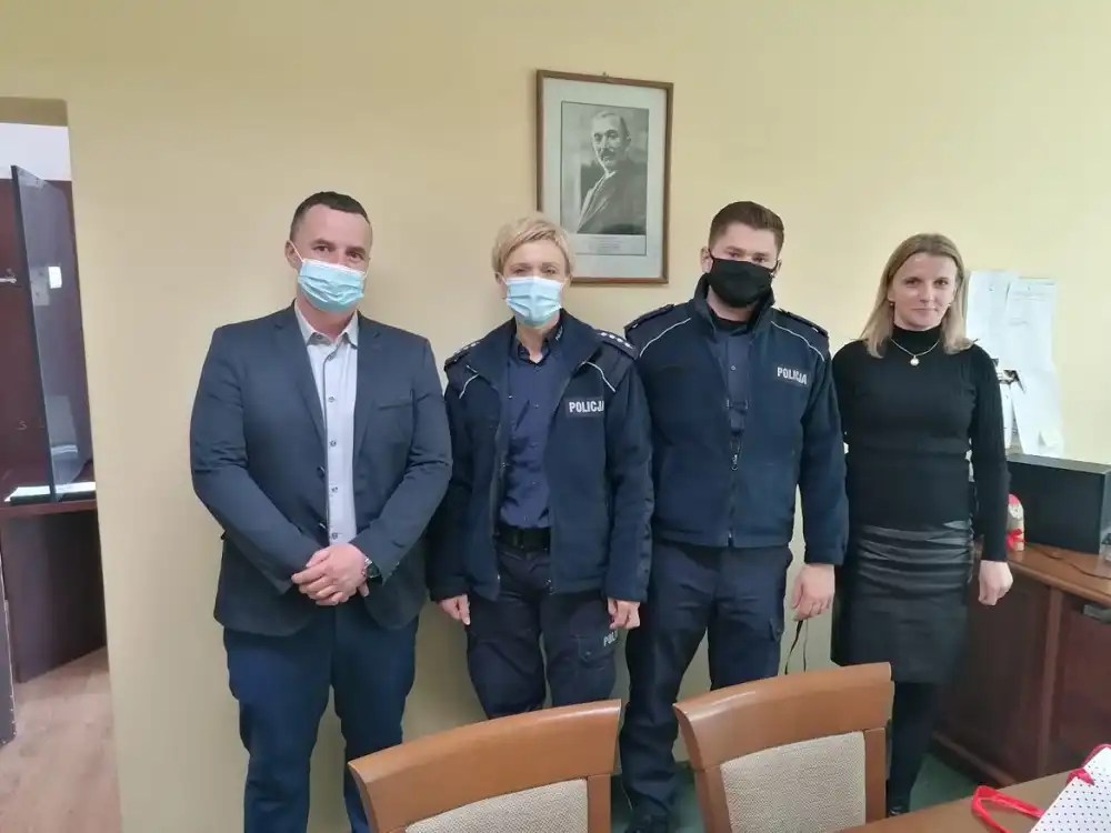 Uczniowie klas pierwszych ZSP w Nawojowej spotkali się z sądeckimi policjantami