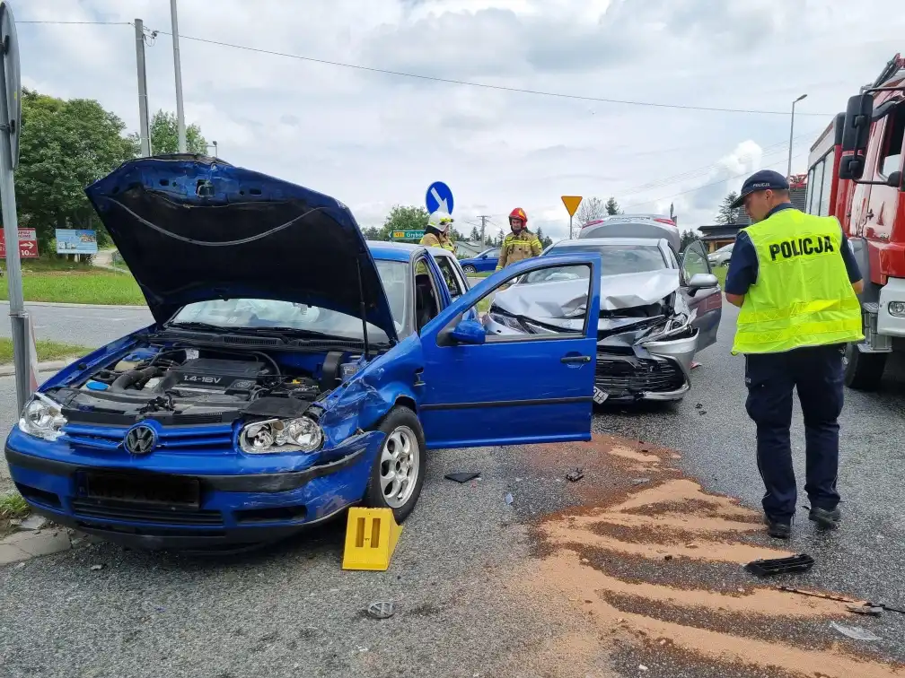 Mija pierwszy miesiąc wakacji. Strażacy prowadzili działania ratownicze na drogach oraz gasili pożary budynków