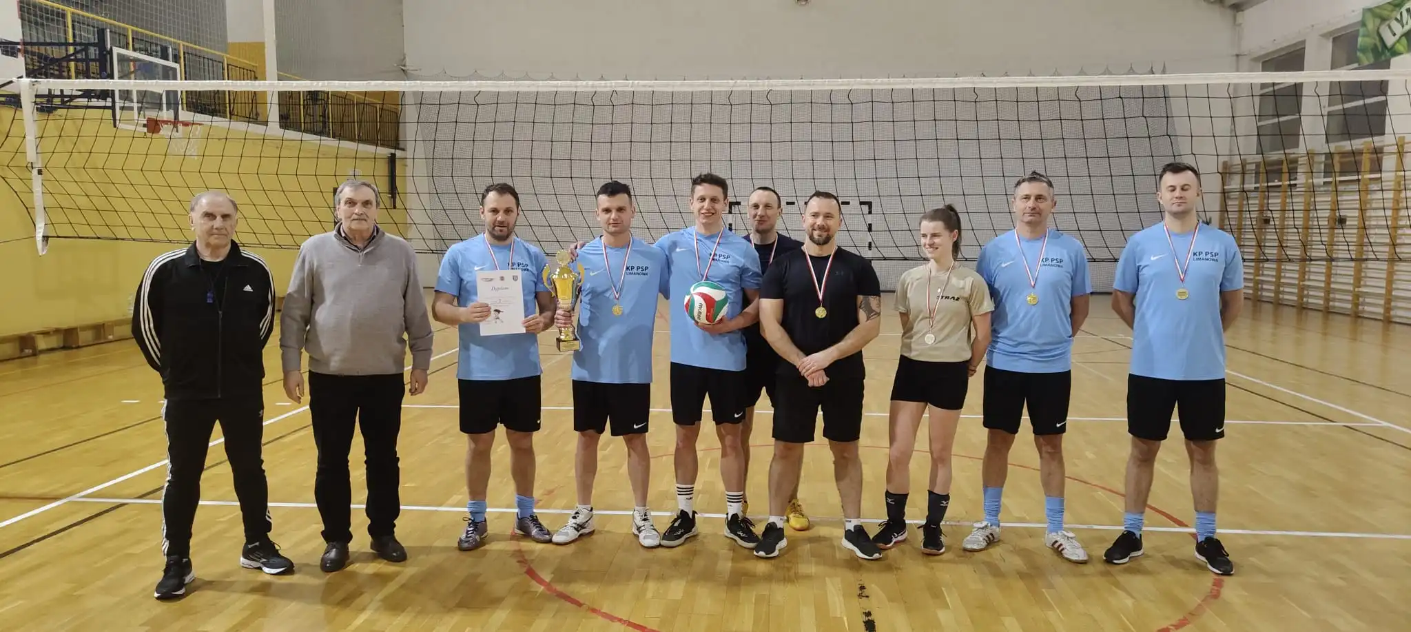 Strażacy w akcji na boisku. Turniej Piłki Siatkowej w Tymbarku