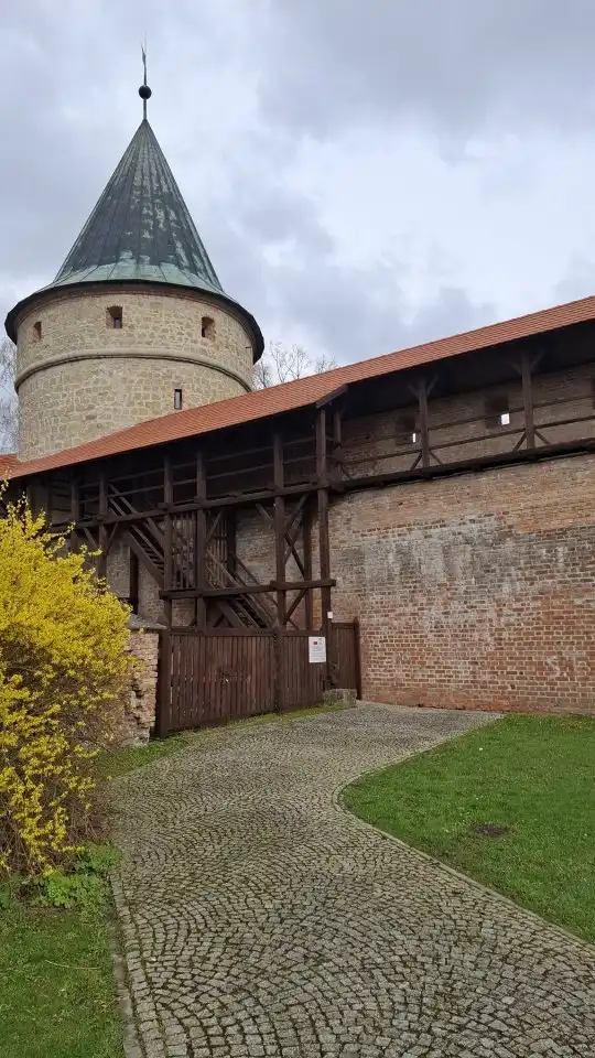 Mury obronne przy Placu Kromera odzyskują dawny blask
