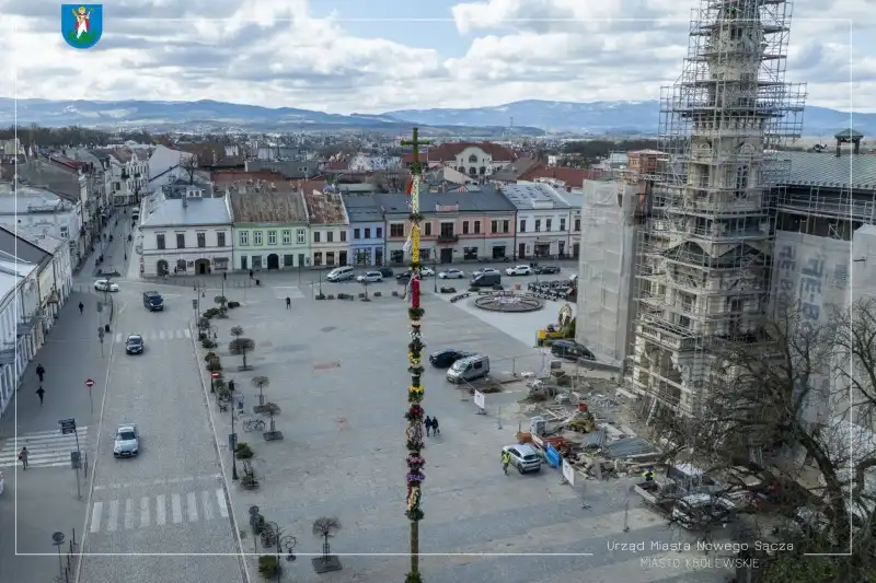 Wielkanocna tradycja w Nowym Sączu. Gigantyczna palma ozdobiła rynek