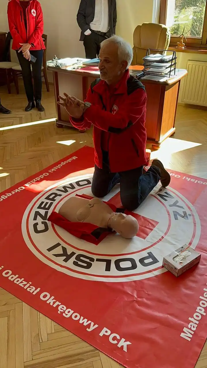 Resuscytacja ratuje życie. Gmina Mszana Dolna promuje umiejętności pierwszej pomocy