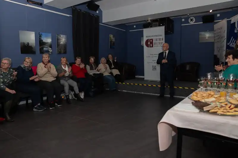 Kultura łączy pokolenia. Wernisaż seniorów i młodzieży w Krynicy-Zdroju