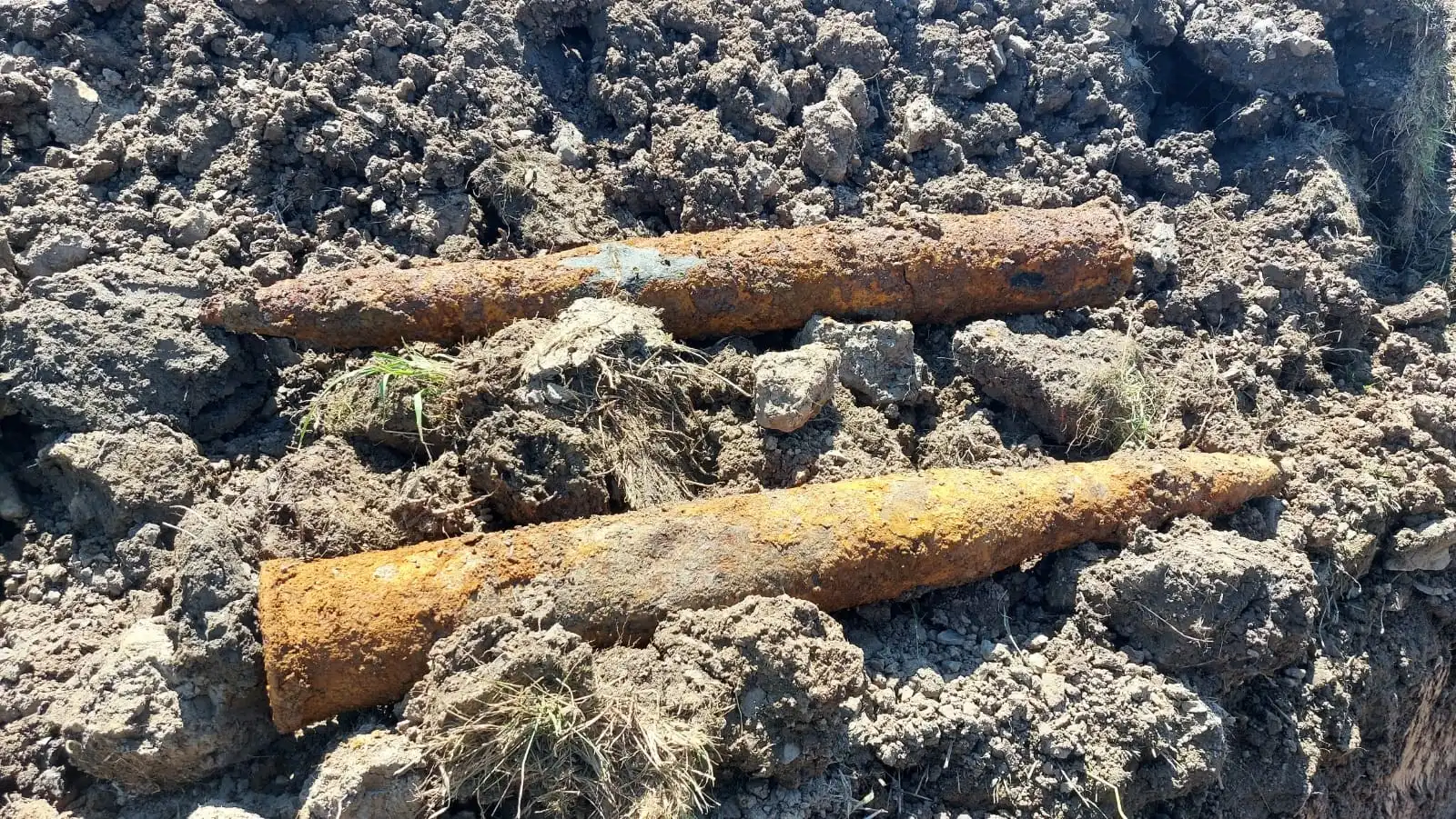 Operator koparki znalazł istny arsenał, aż 60 pocisków na prywatnej działce w Chełmcu