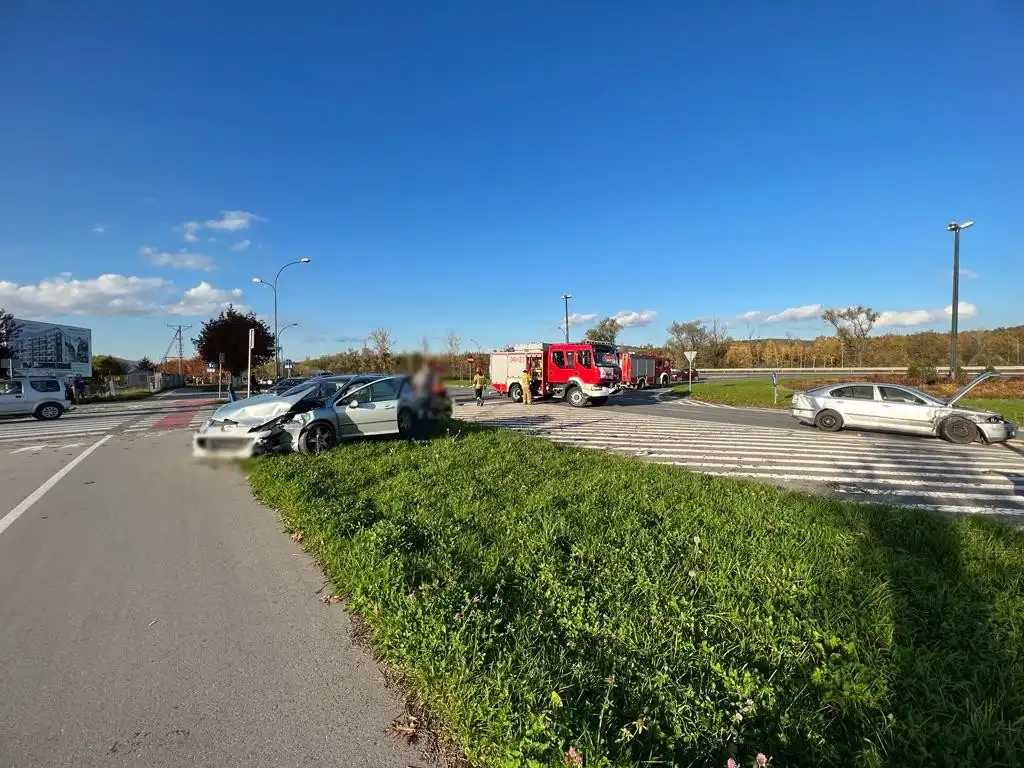 Kolejna kolizja na Al. Piłsudskiego. Dwie osoby trafiły do szpitala