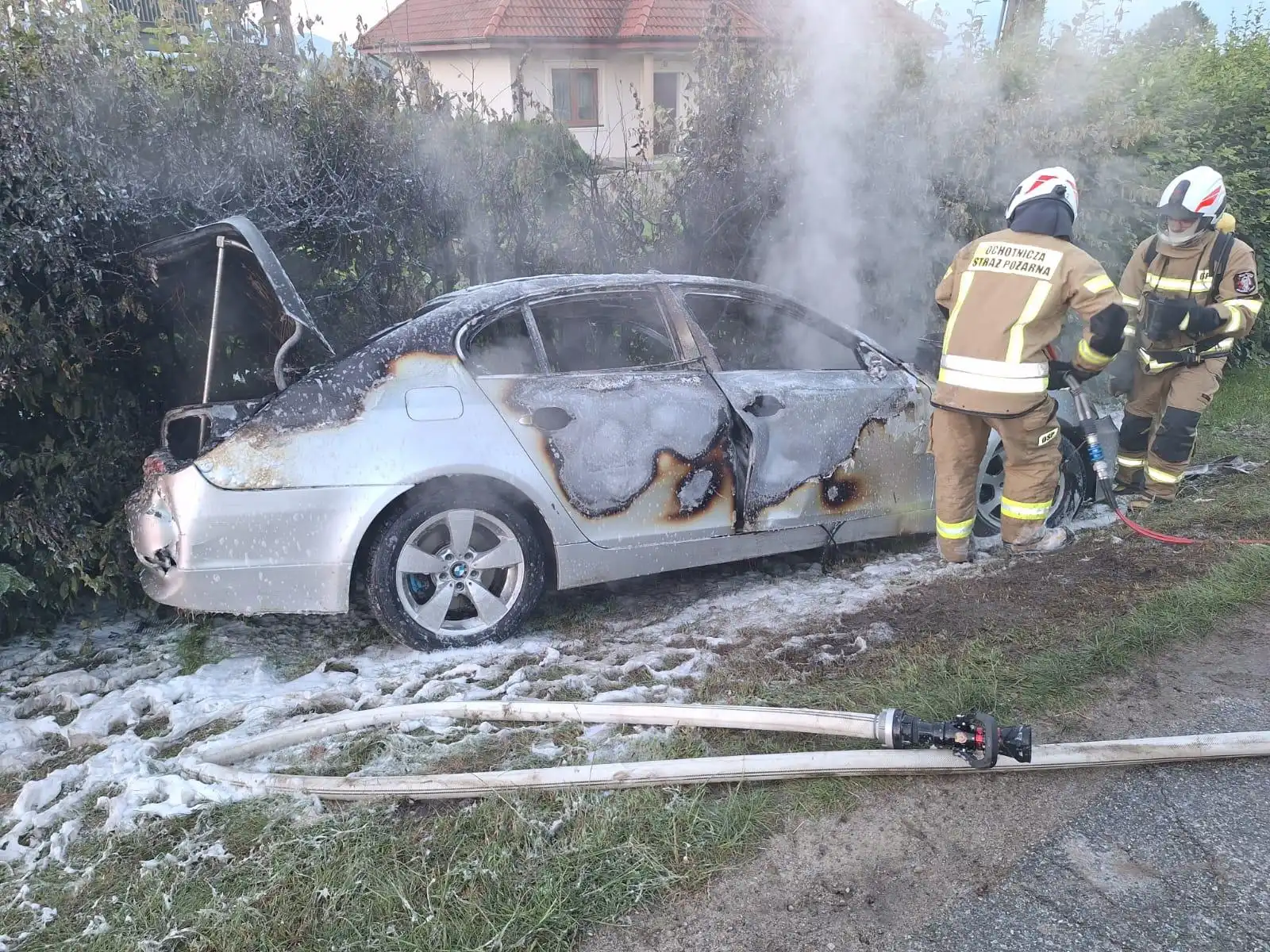 Brzezna: Strażacy gasili pożar samochodu osobowego