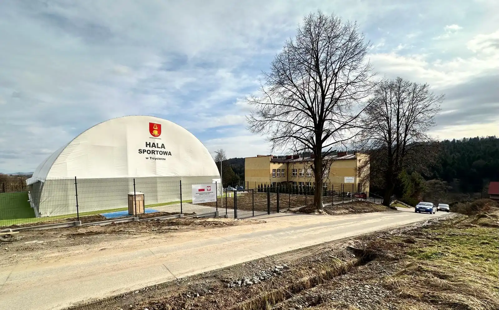 Budowa zadaszonego boiska w Trzycierzu dobiegła końca