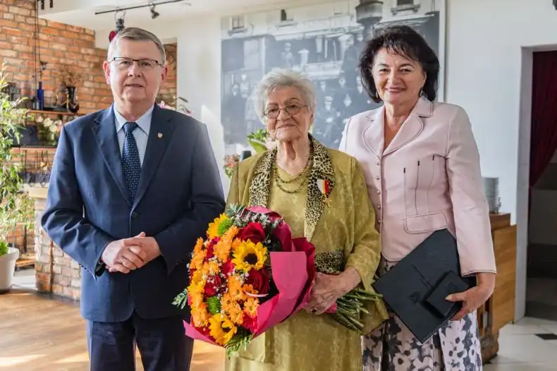 Sto lat życia, sto lat służby. Czesława Kukuś z Gorlic uhonorowana Złotym Krzyżem Małopolski