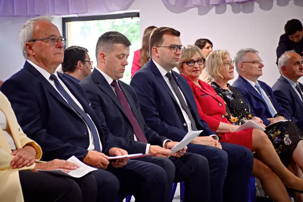 Szkoła Podstawowa w Śnietnicy z nowo dobudowaną częścią budynku