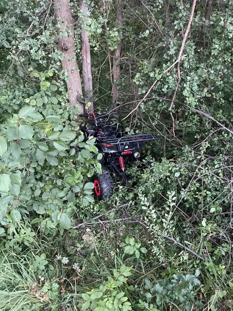 Wypadek w Czerńcu. Quad uderzył w drzewo. Jedna osoba trafiła do szpitala