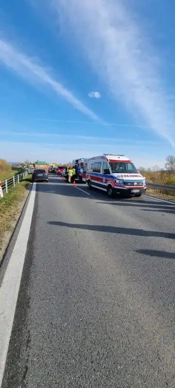 Wypadek w Podegrodziu. Osobówka zderzyła się z autobusem. Sześcioro dzieci zostało poszkodowanych