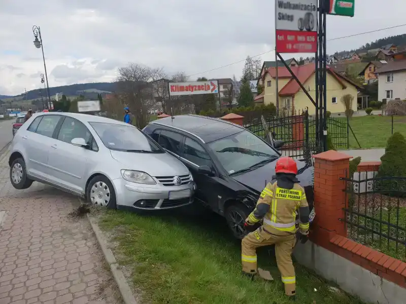 Powroźnik. Dwie osobówki zjechały z jezdni i uderzyły w pobliskie ogrodzenie