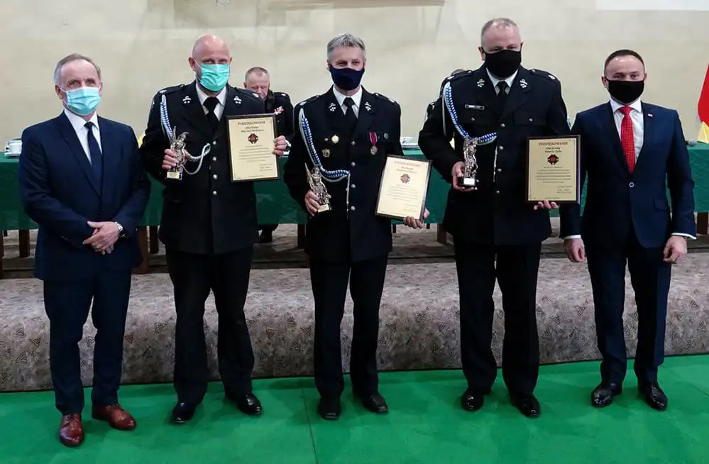 Strażacy z terenu miasta i gminy Grybów z promesą na zakup sprzętu