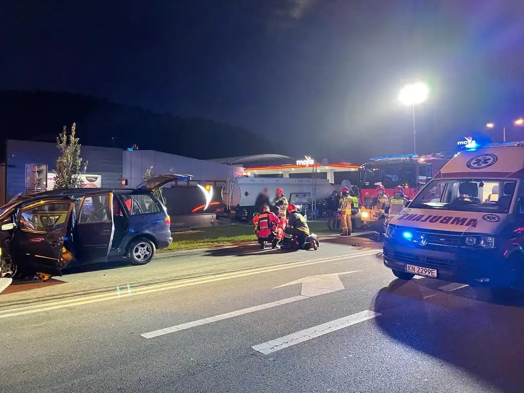 Kraksa na ul. Lwowskiej w Nowym Sączu. 4 osoby trafiły do szpitala