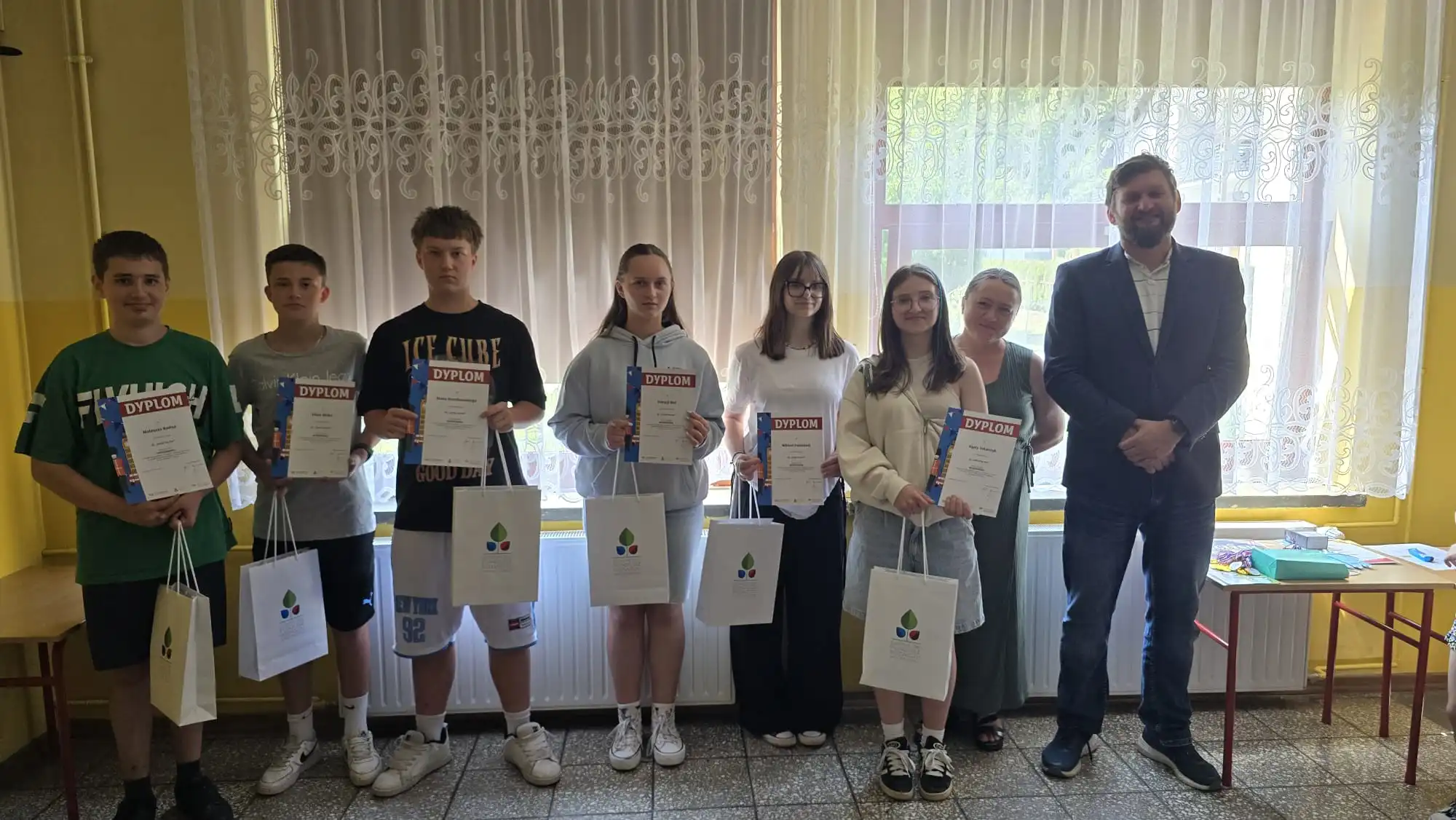 Ósmoklasiści z Olszanki z wyróżnieniem w ogólnopolskim konkursie „Teenagers in Action”!