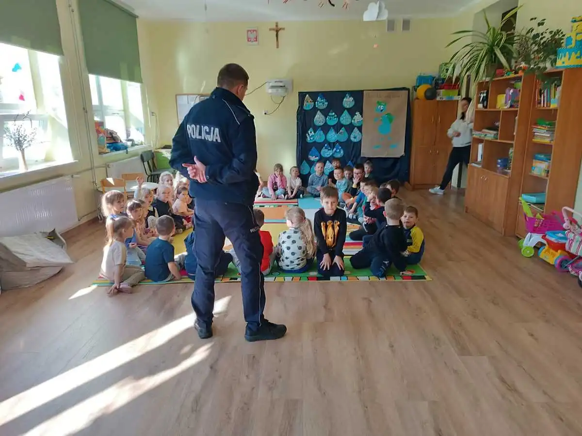 Radiowóz z bliska i tajniki służby. Policjanci u przedszkolaków
