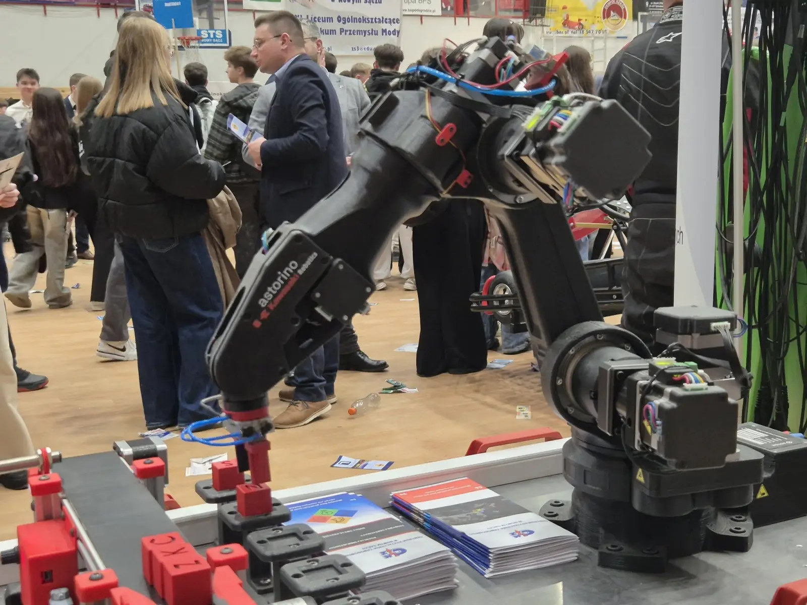 Roboty, kursy i praktyki. Młodzież odkrywa ofertę Centrum Kształcenia Zawodowego