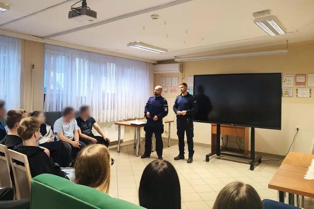 Policjanci w Bursie Szkolnej. Rozmawiali z młodzieżą o zagrożeniach w sieci