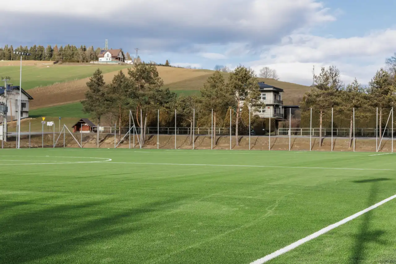 Nowe oblicze stadionu w Korzennej. Sztuczna trawa, oświetlenie i trybuny