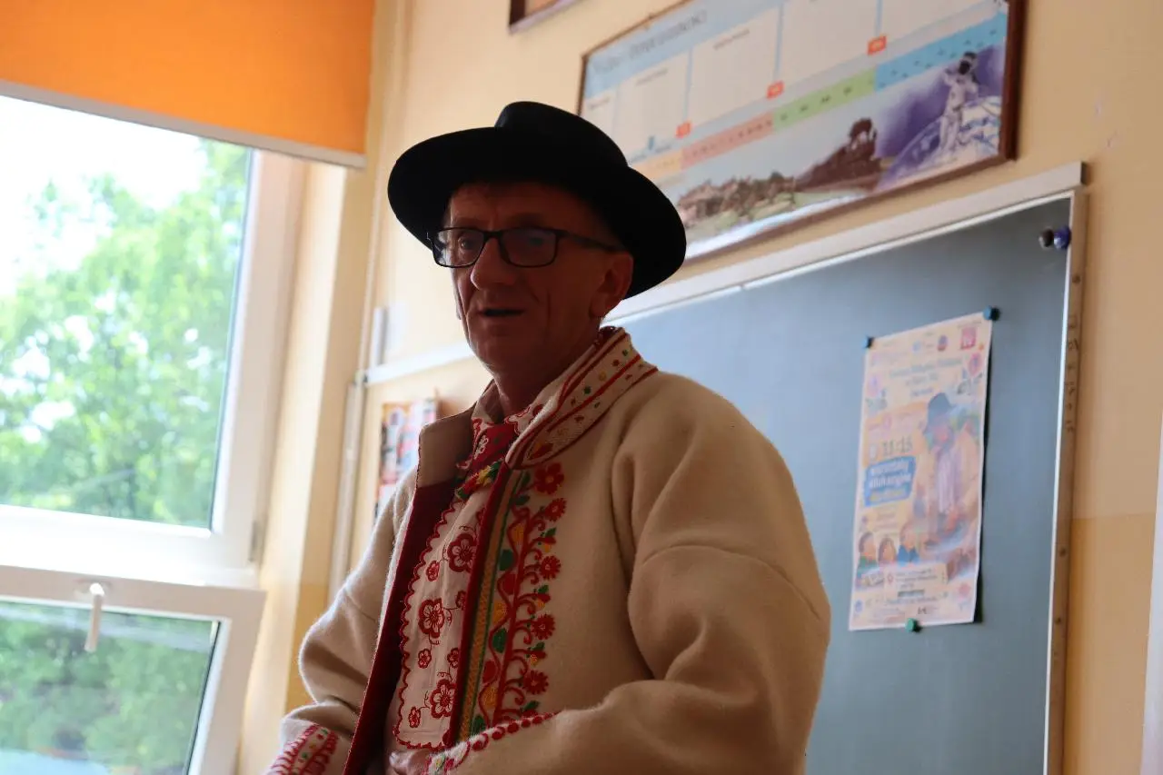 Dzieci w Starej Wsi uczyły się mówić gwarą. Wyjątkowe warsztaty zachwyciły uczniów