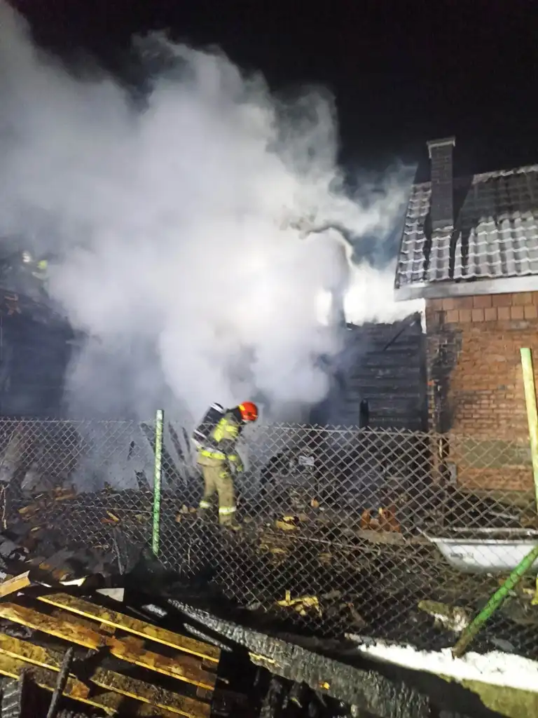 Pożar drewnianego domu na ul. Węgierskiej w Nowym Sączu. Ogień strawił część dachu budynku