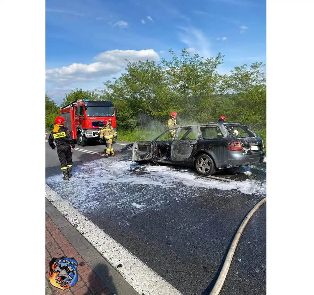 Pożar osobówki na DW969 w Kadczy