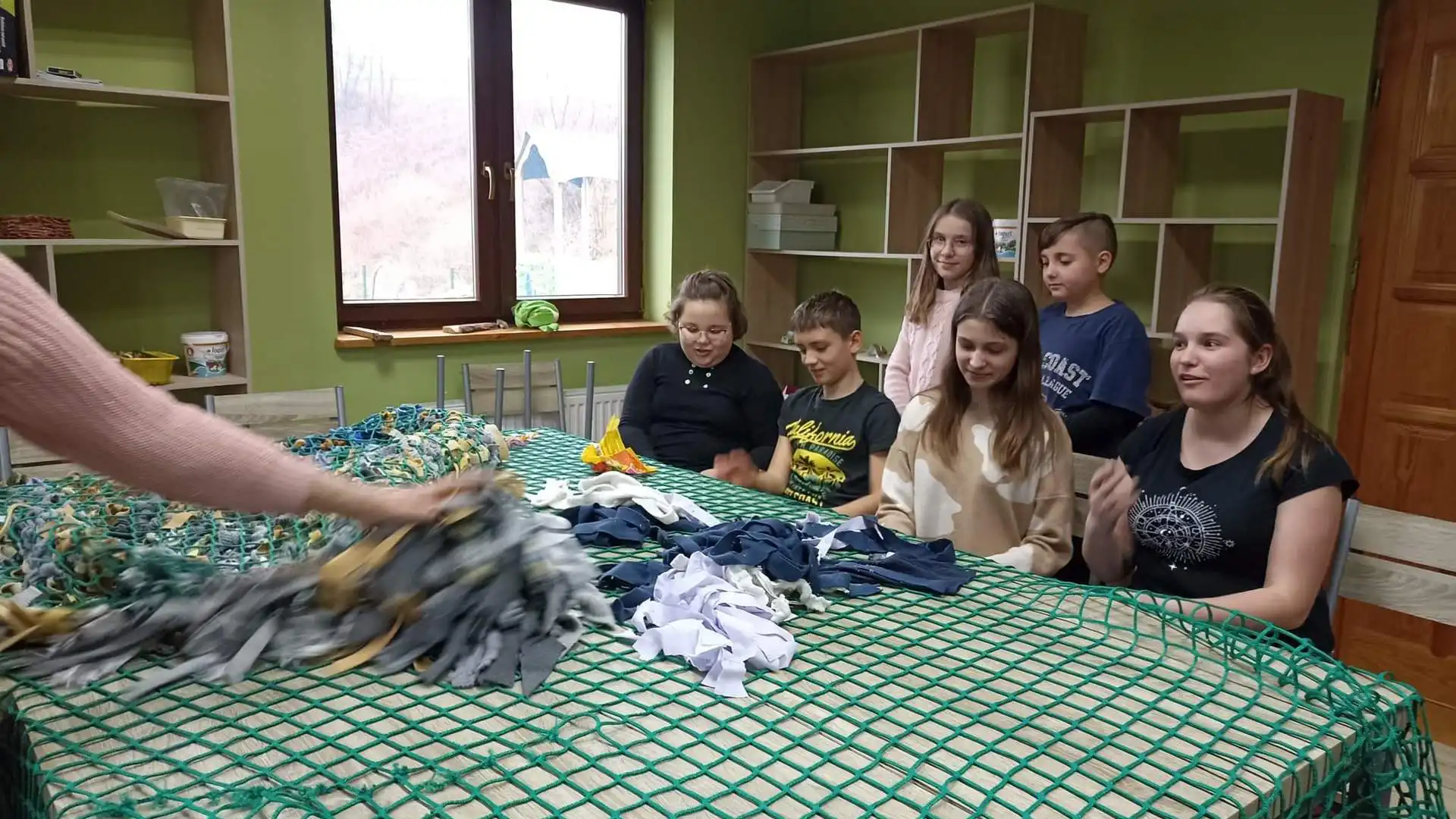 W Centrum Kulturalno-Społecznym w Marcinkowicach powstały siatki maskujące dla ukraińskich żołnierzy
