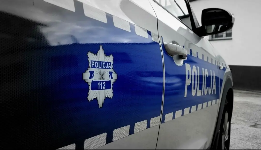 Pijani kierowcy na drogach Limanowszczyzny. Jeden uderzył w auto, drugi w ogrodzenie