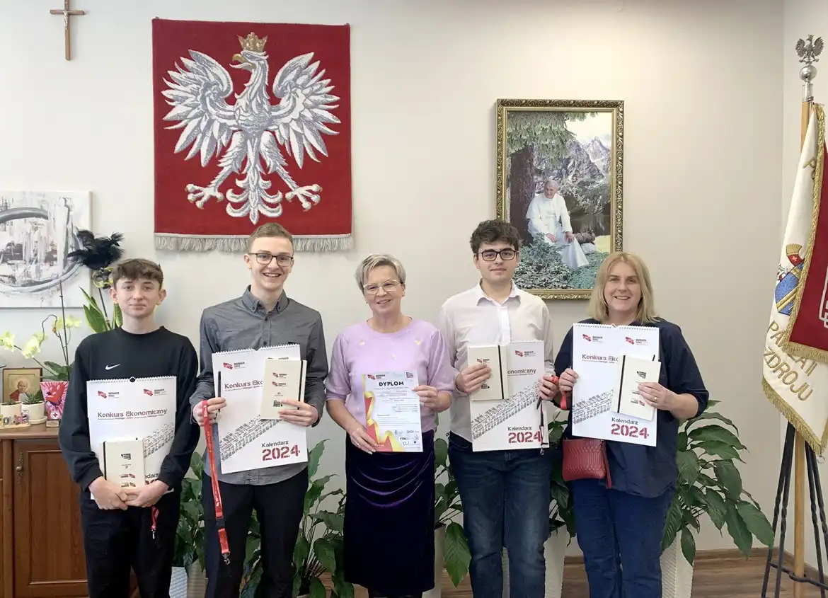 Trzech uczniów z ZSP w Krynicy-Zdroju nagrodzonych przez Fundację „Będzie Dobrze” za udział w konkursie ekonomicznym Manager Roku