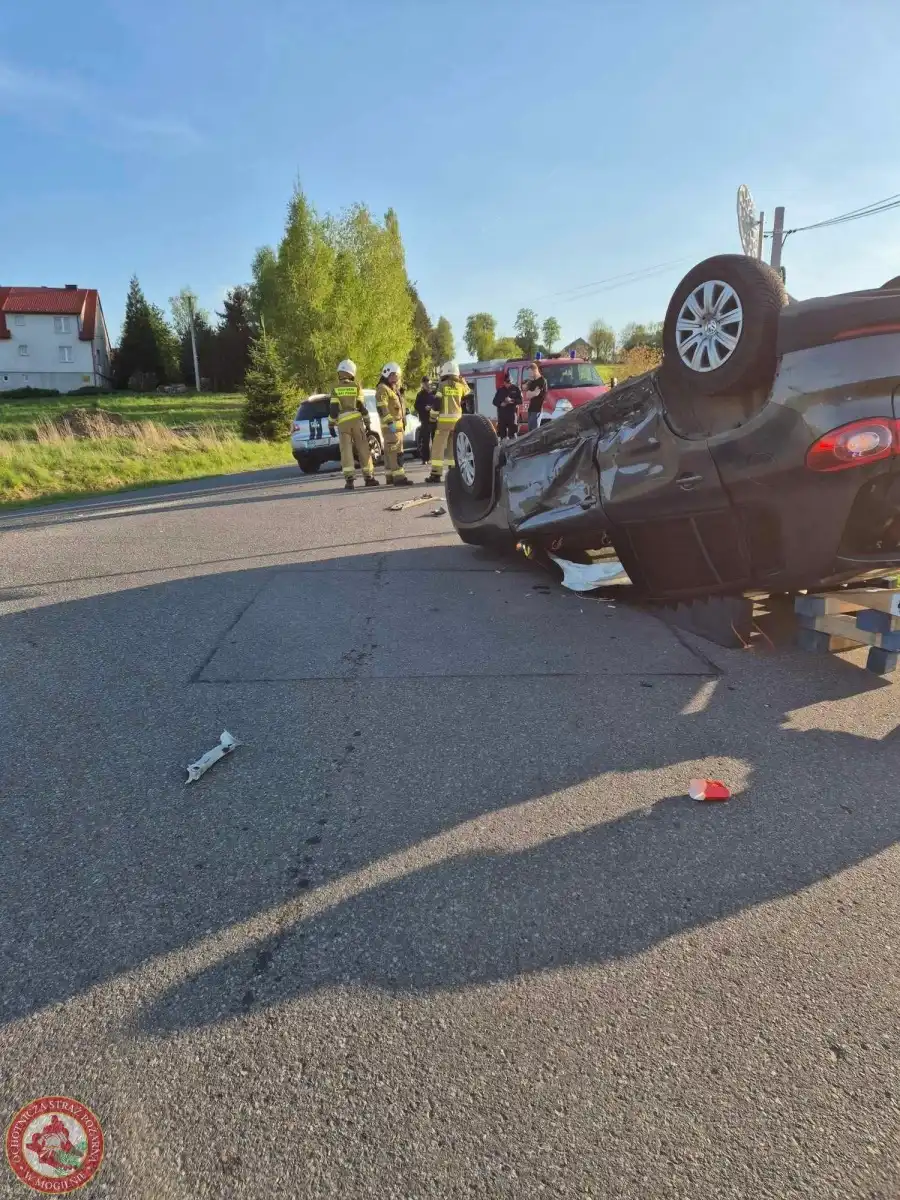 Wypadek w Mogilnie. Dwa auta rozbite, jeden z pojazdów dachował