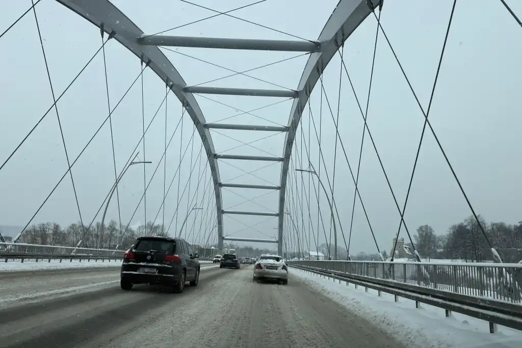 Akcja Zima w Nowym Sączu. Służby pracują przy intensywnych opadach śniegu