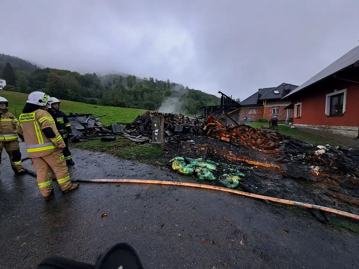 Pożar w Frycowej. Palił się garaż. W pobliżu znajdował się budynek mieszkalny