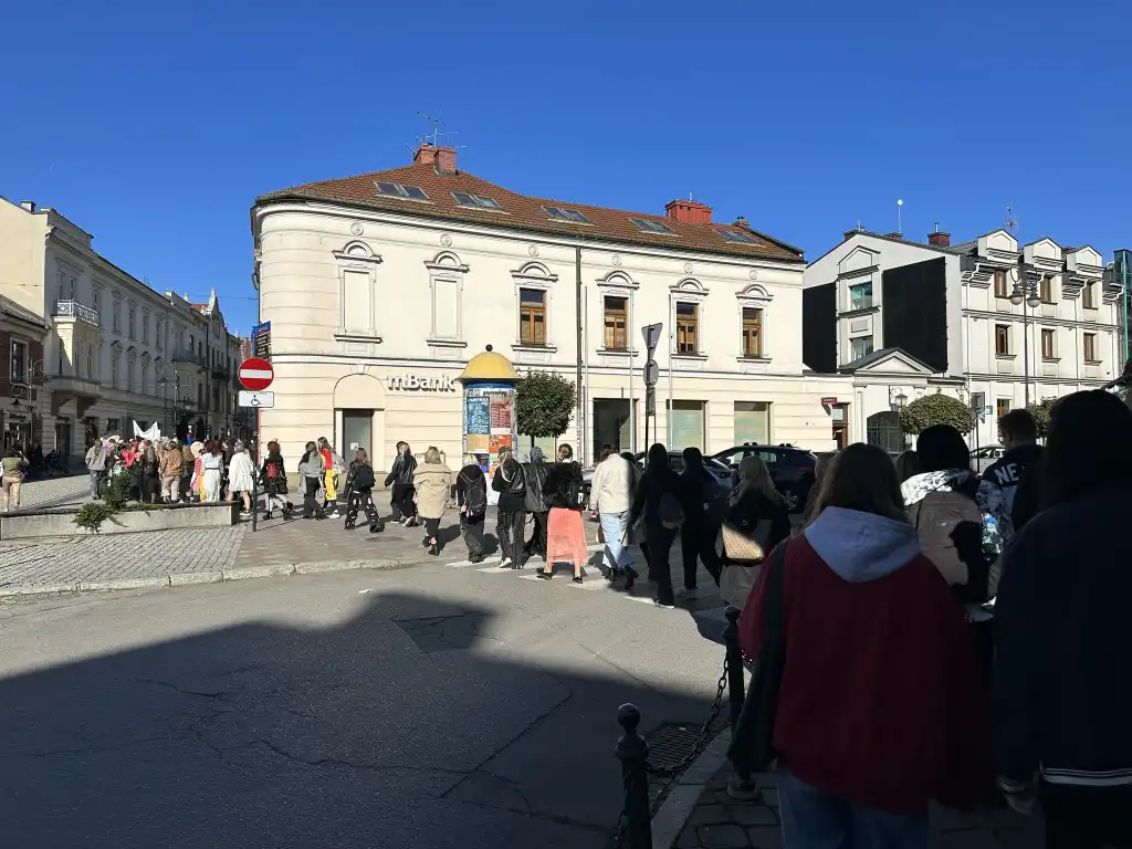Kolorowy pochód literackich bohaterów przemaszerował ulicami Nowego Sącza