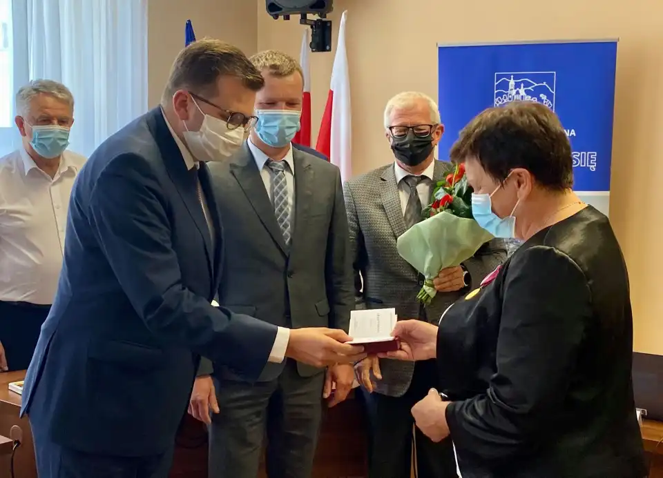 XXXVIII sesja Rady Miejskiej w Mszanie Dolnej. Wojewoda Małopolski wręczył odznaczenie państwowe przyznane przez Prezydenta RP
