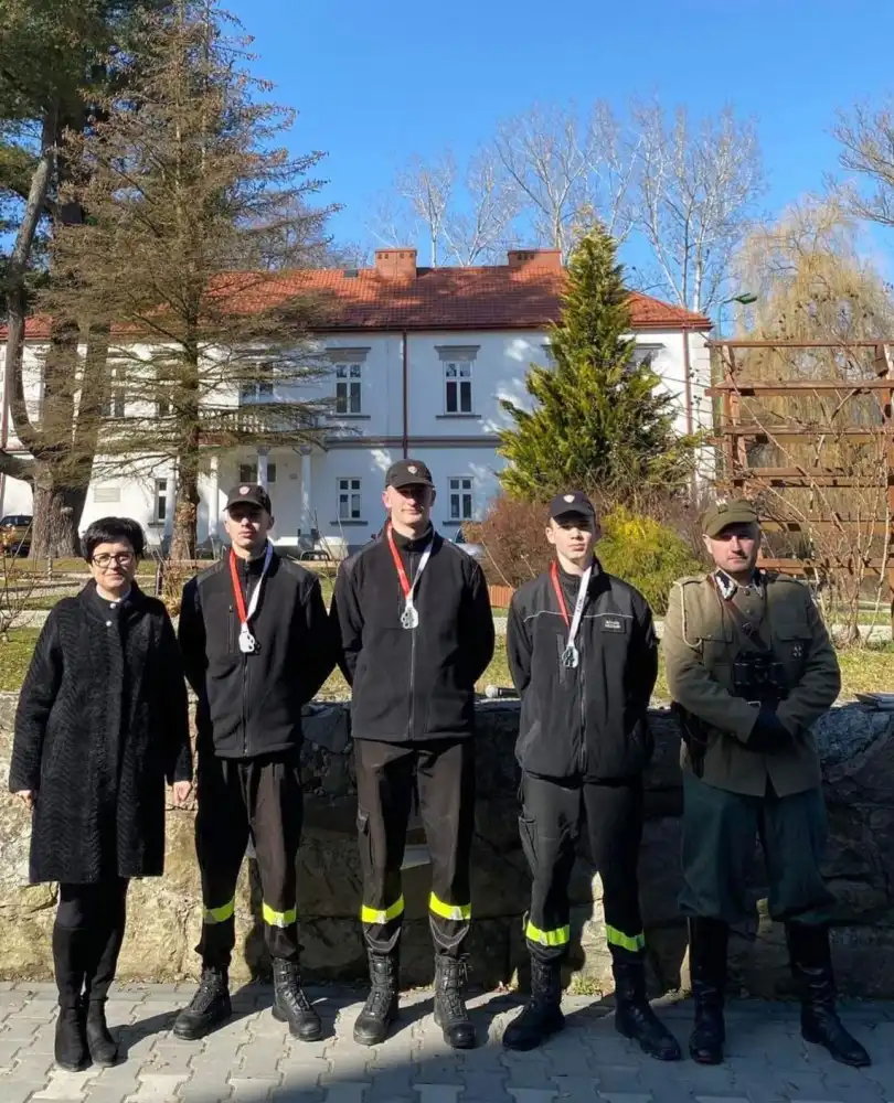 Uczniowie klas mundurowych z ZS w Marcinkowicach pobiegli „Tropem wilczym”