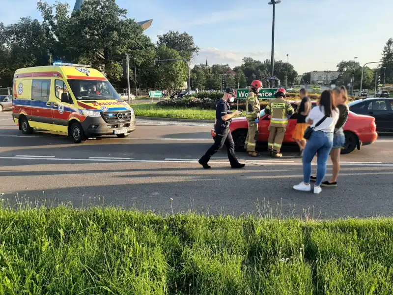 Kraksa na Rondzie Solidarności w Nowym Sączu
