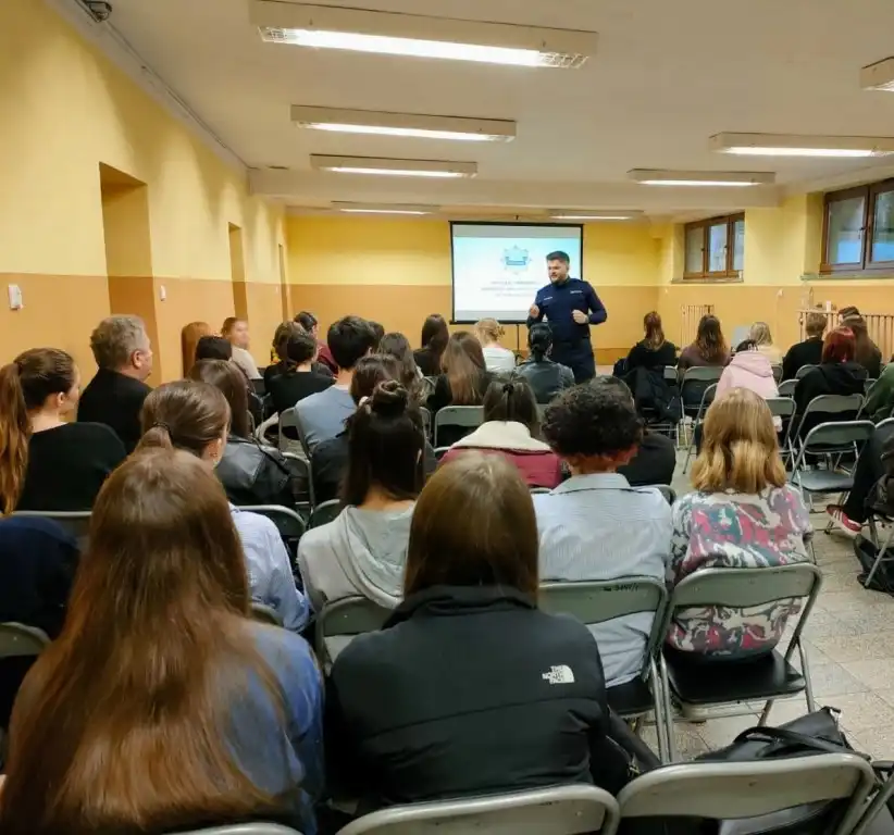 Z mundurem w przyszłość. Sądeccy policjanci zachęcają maturzystów do służby