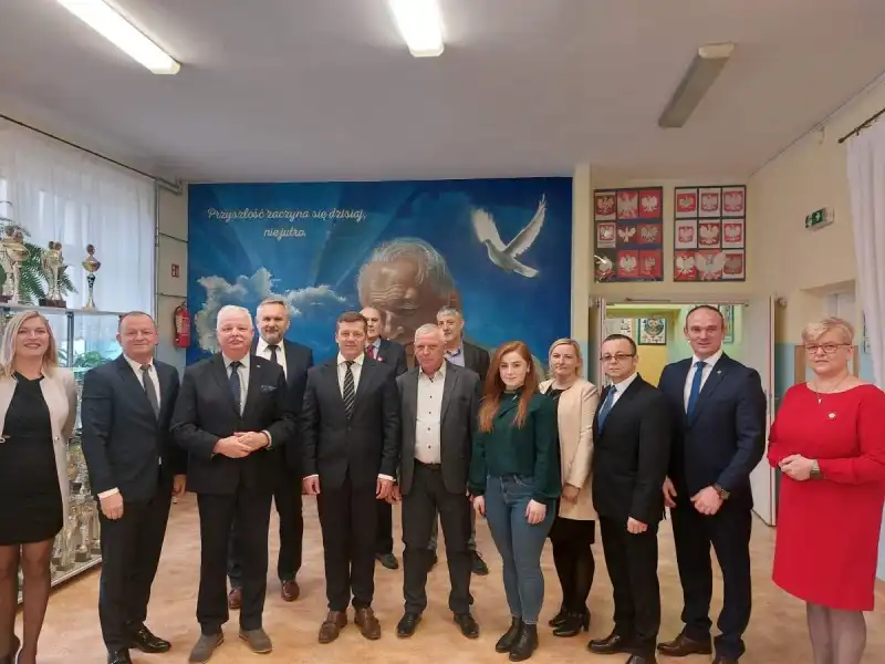 Wiceminister Osuch wizytował inwestycje sportowe na terenie gminy Korzenna
