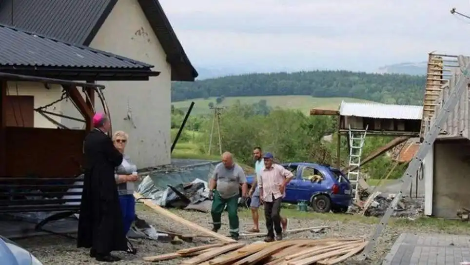 Caritas Diecezji Tarnowskiej przeznaczyła już prawie 300 tys. zł na pomoc poszkodowanym przez trąbę powietrzną